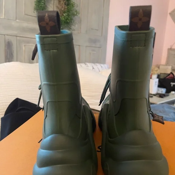 Louis Vuitton Olive Lace-Up Boots
#1 rain/snow boot on vogue
Brand new - Picture 5 of 6